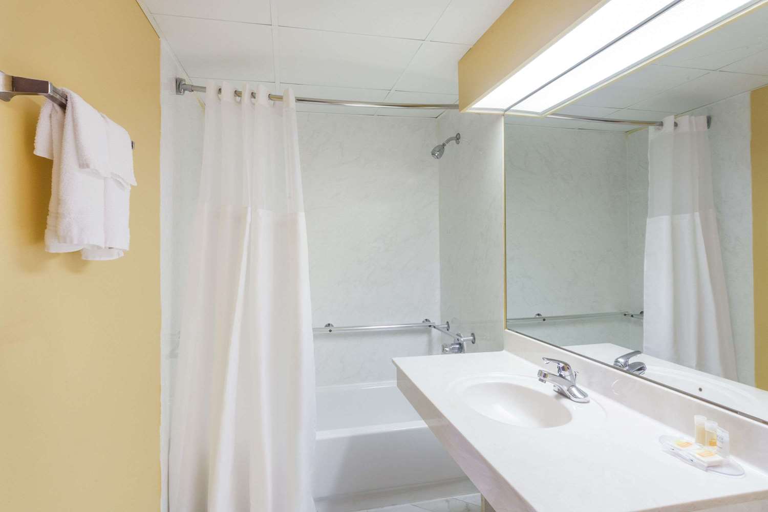 Days Inn by Wyndham Nashville Saint Thomas West Hospital 45/46