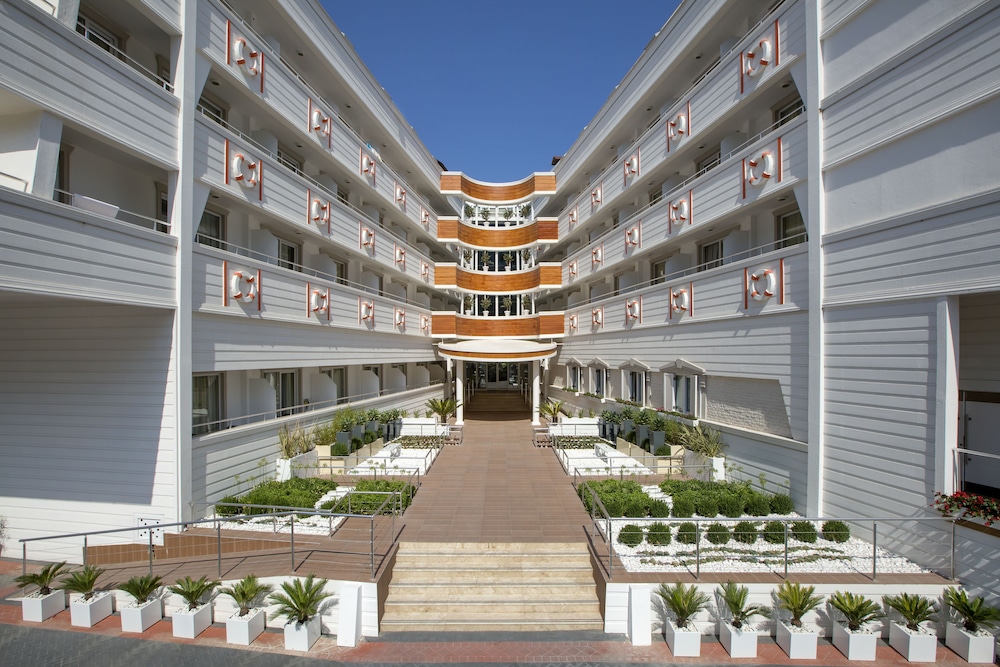 Catamaran Resort Hotel 4/71