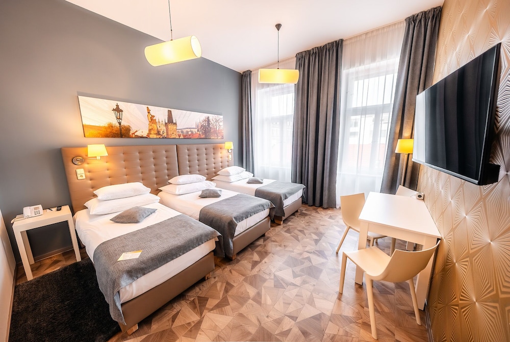 CLASSIC, TRIPLE, 3 BEDS