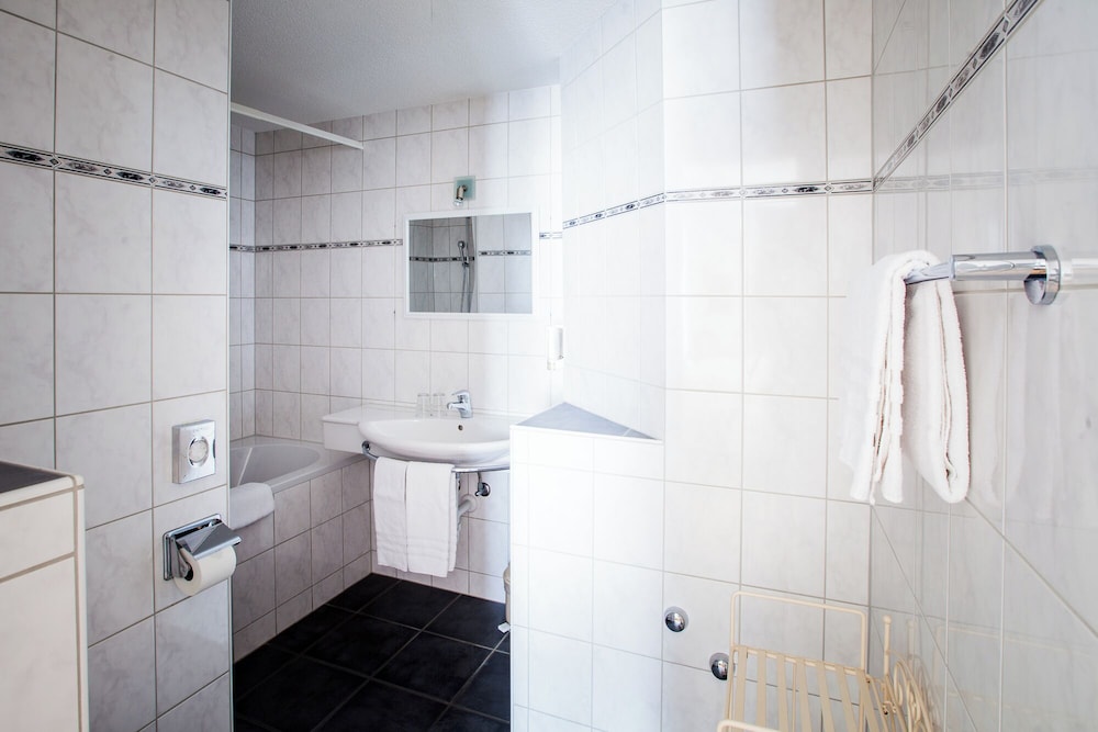 Carlton-Europe Vintage Adult Hotel 54/56