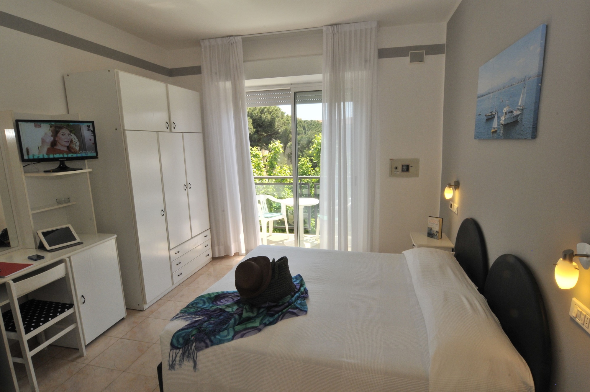ECONOMY, DOUBLE OR TWIN BED