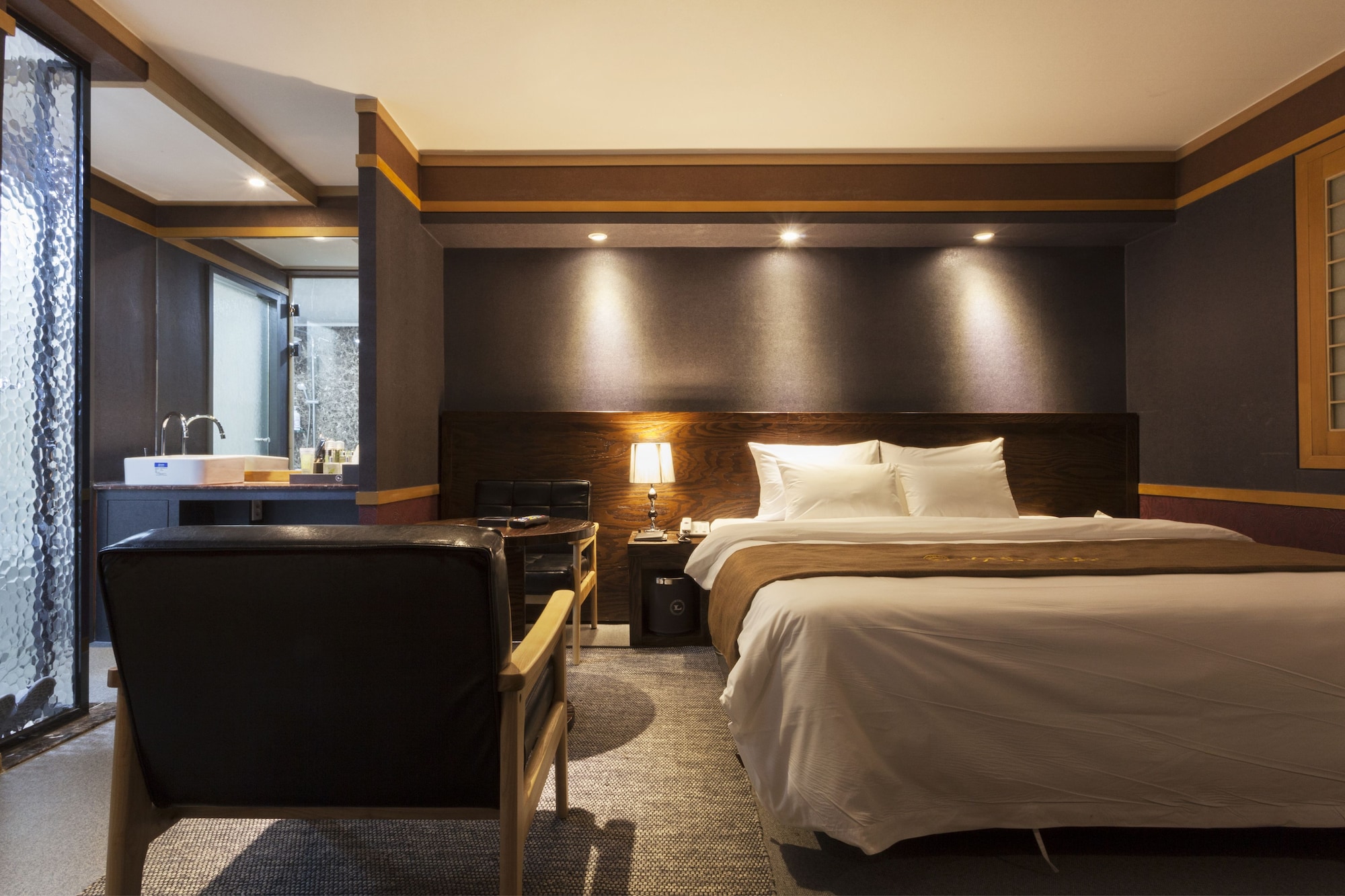 Deluxe, Queen Bed, No Parking، Hotel Leaders 3/7