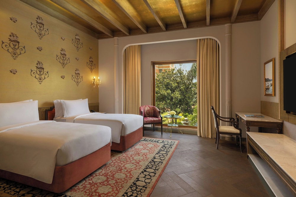 Regal, Suite, 1 King and 2 Double Beds, Garden View, Club Lounge Access