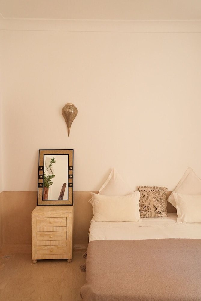 Riad Tahili 19/50