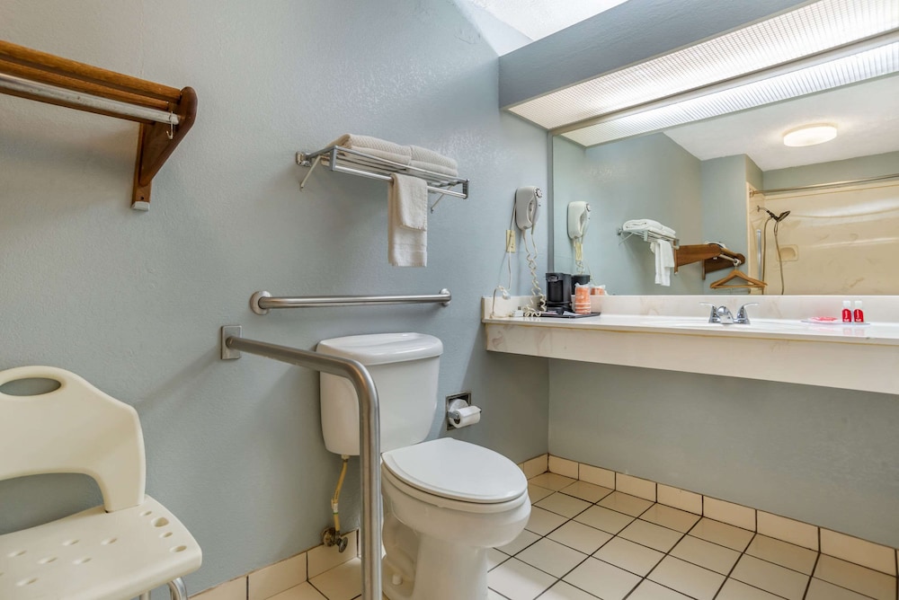 Econo Lodge Inn & Suites Philadelphia MS 79/80
