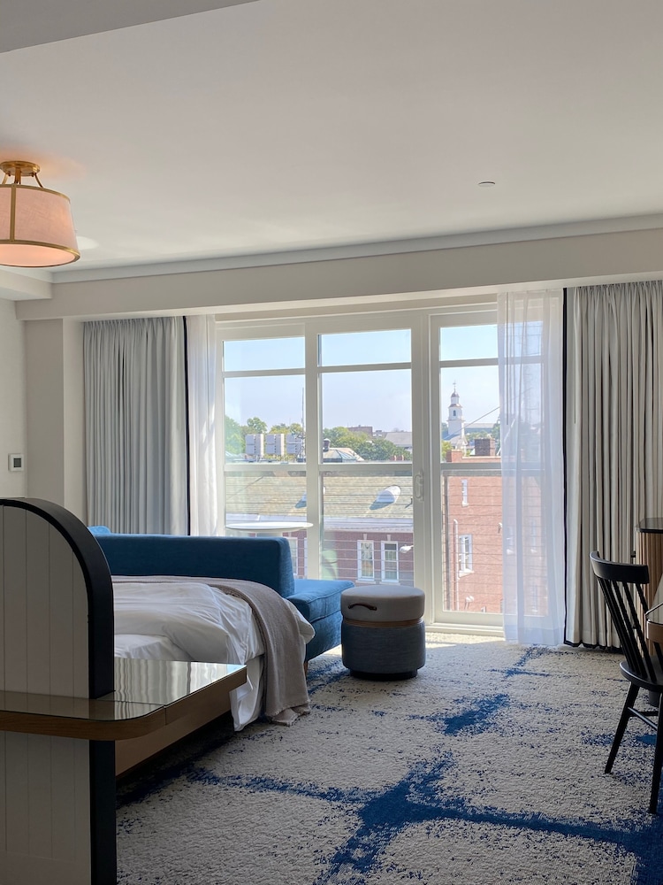 ROOM, KING BED, MARINA VIEW