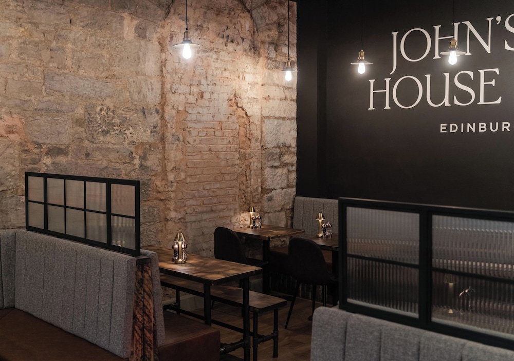 CoDE Pod Hostels THE CoURT 7/49