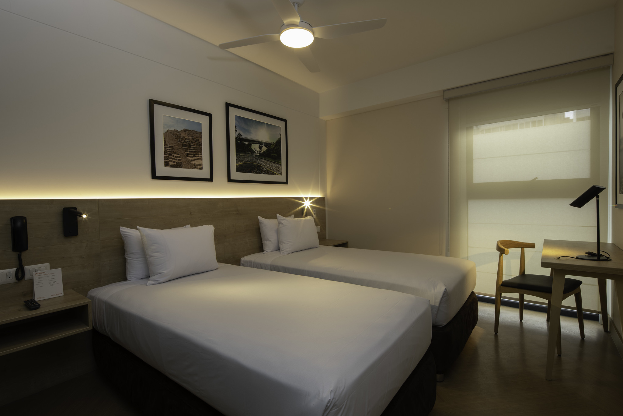 غرفة قياسية بسريرين منفصلين