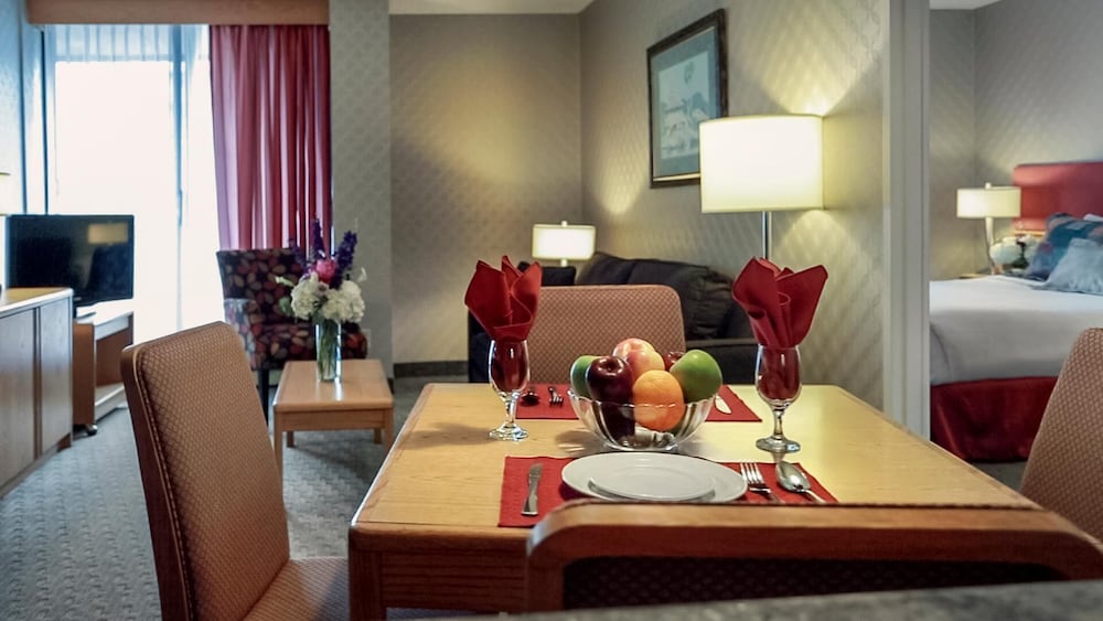 Cartier Place Suite Hotel 50/64