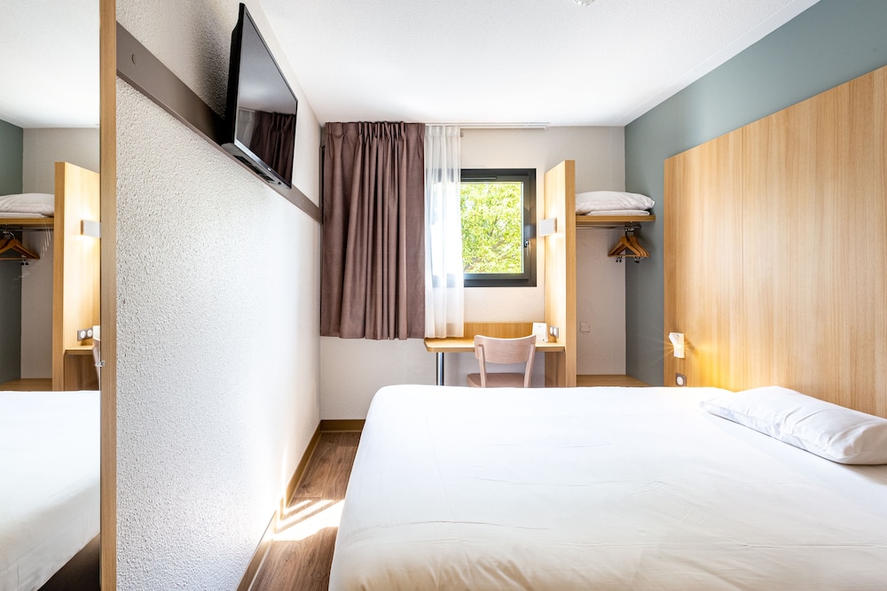 ROOM, DOUBLE BED