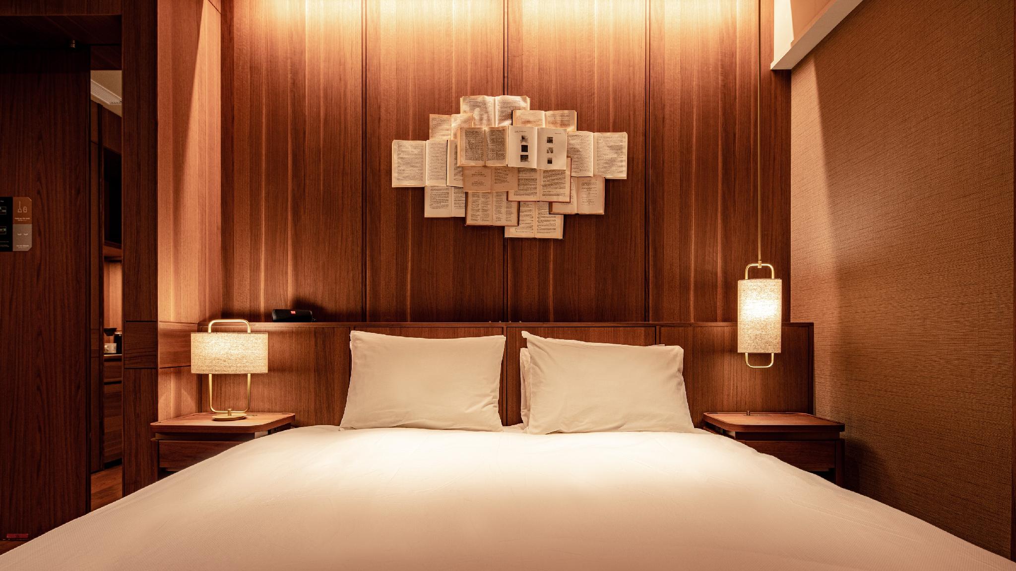 Episode 2, Double Bed, Club Floor