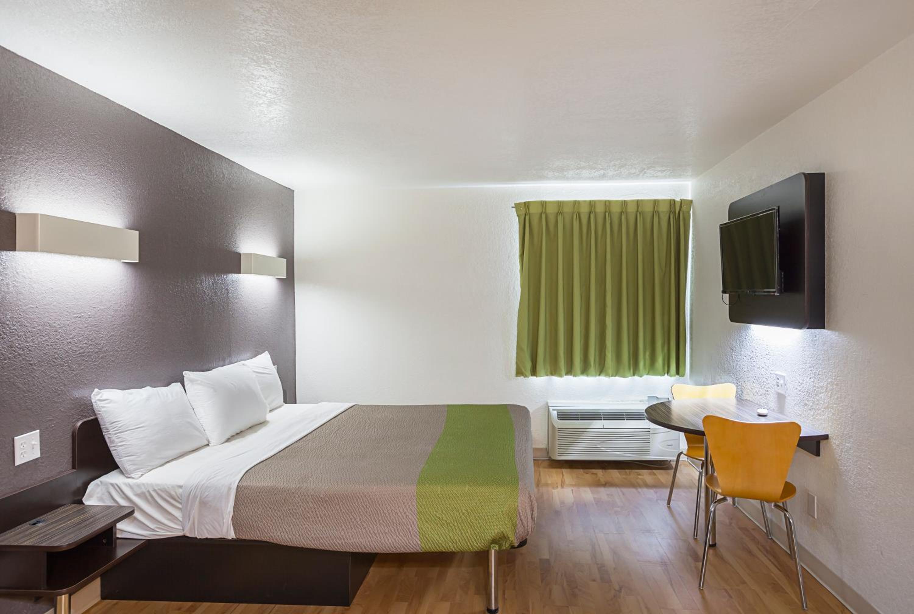1 King Bed - Non-Smoking