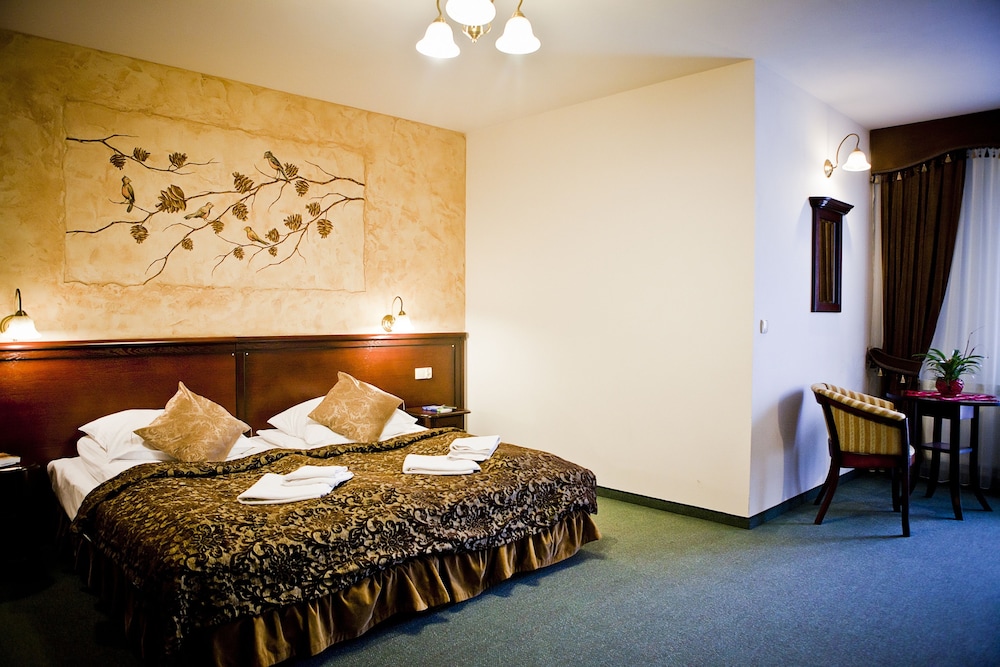 ROOM, DOUBLE OR TWIN BED
