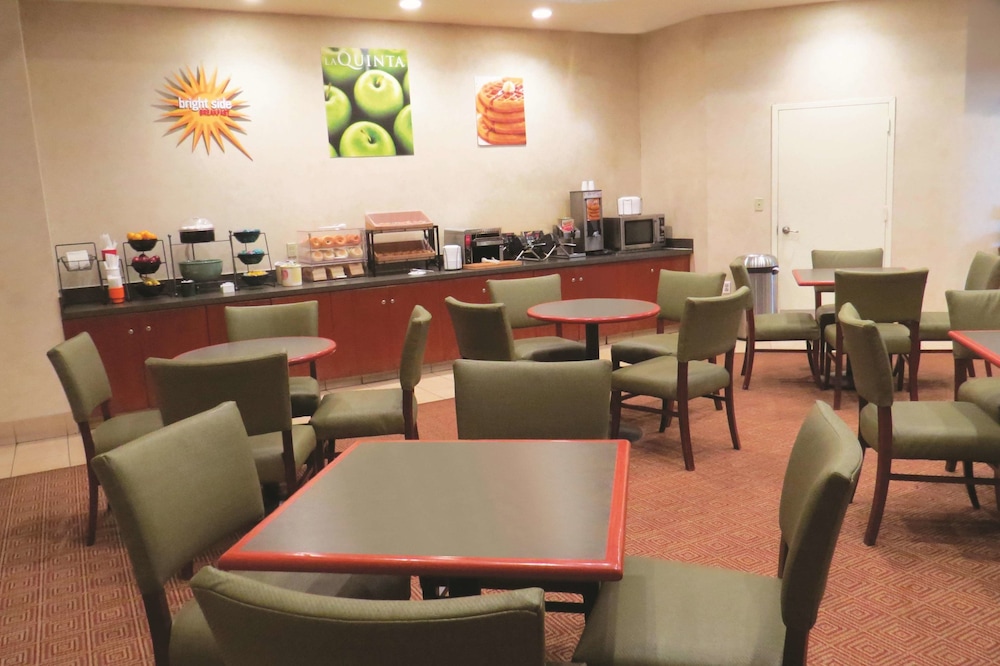 La Quinta Inn & Suites by Wyndham Stamford / New York City 53/59