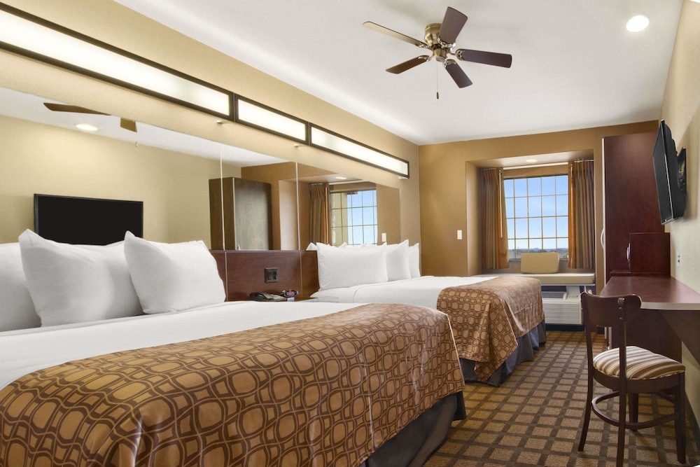 Microtel Inn and Suites By Wyndham Buda 33/40