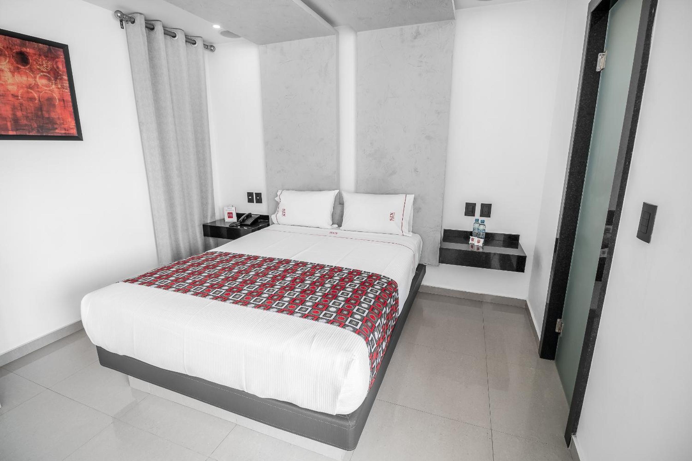 Suite, Hot Tub, Six Hotel 2/10