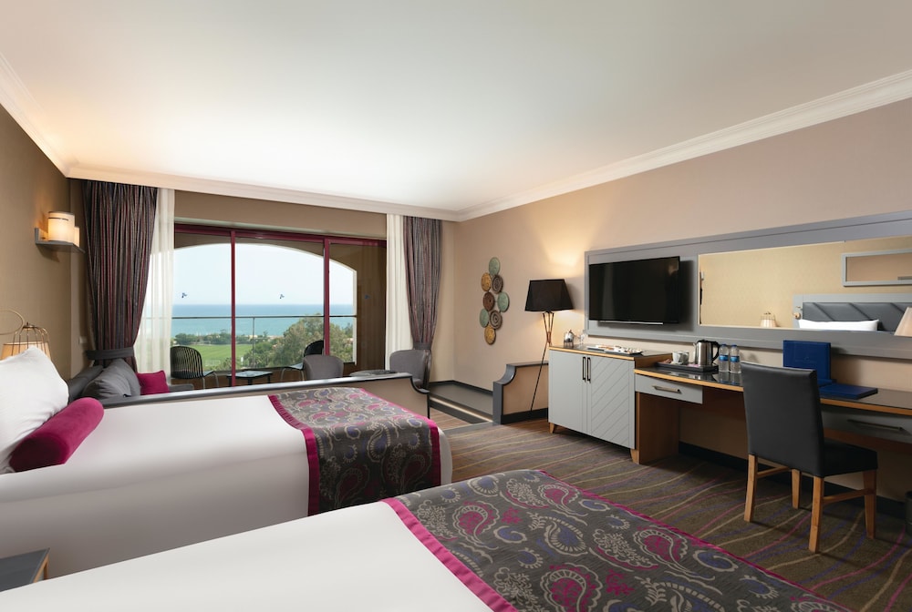 Junior Suite, Pool or Sea View