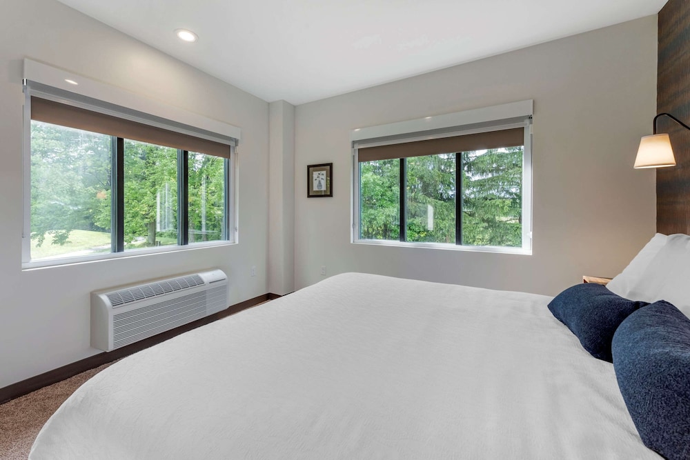 The Cranberry Ascend Hotel Collection 20/65