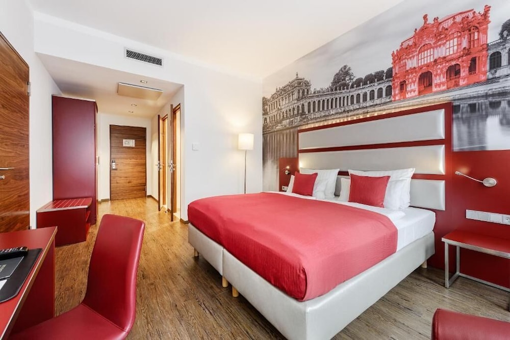 ROOM, DOUBLE BED