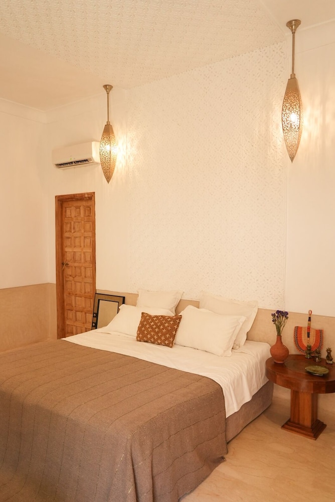 Riad Tahili 7/50