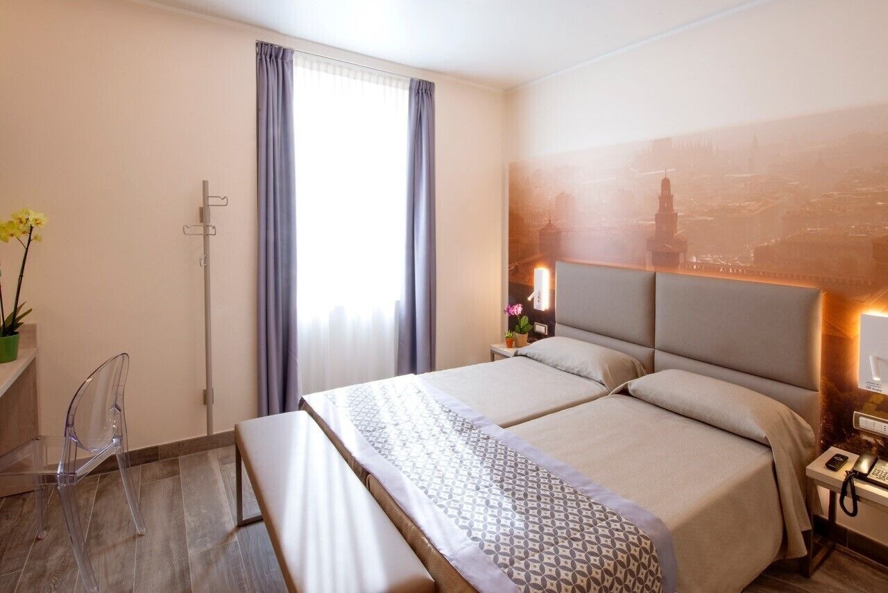 DELUXE, DOUBLE OR TWIN BED
