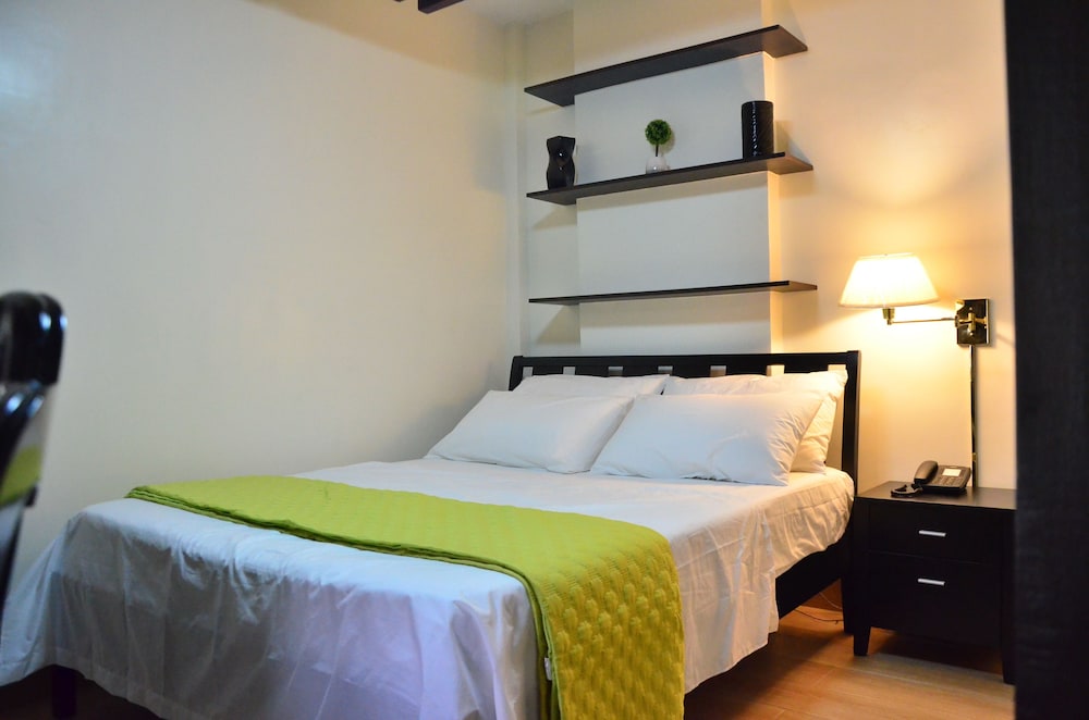 Studio, Queen Bed, Butler