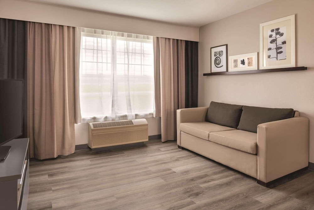 Country Inn & Suites by Radisson, Cedar Falls near University 26/39