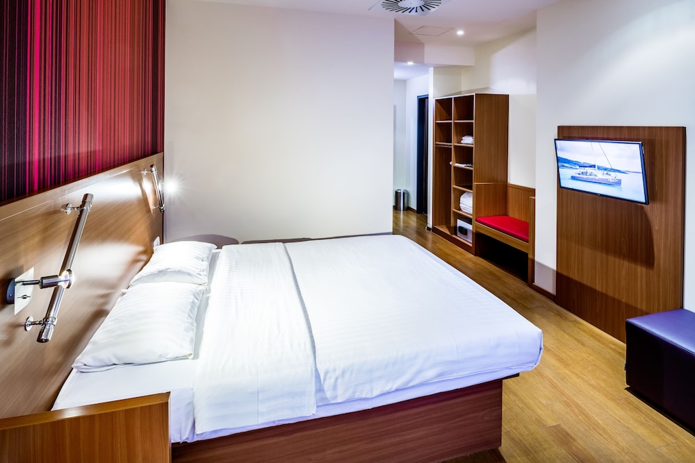ROOM, QUEEN BED, ACCESSIBLE