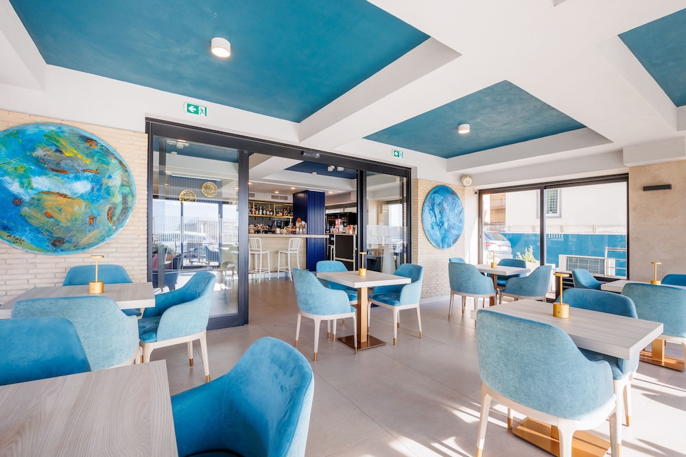 Fly Deco Hotel 56/66