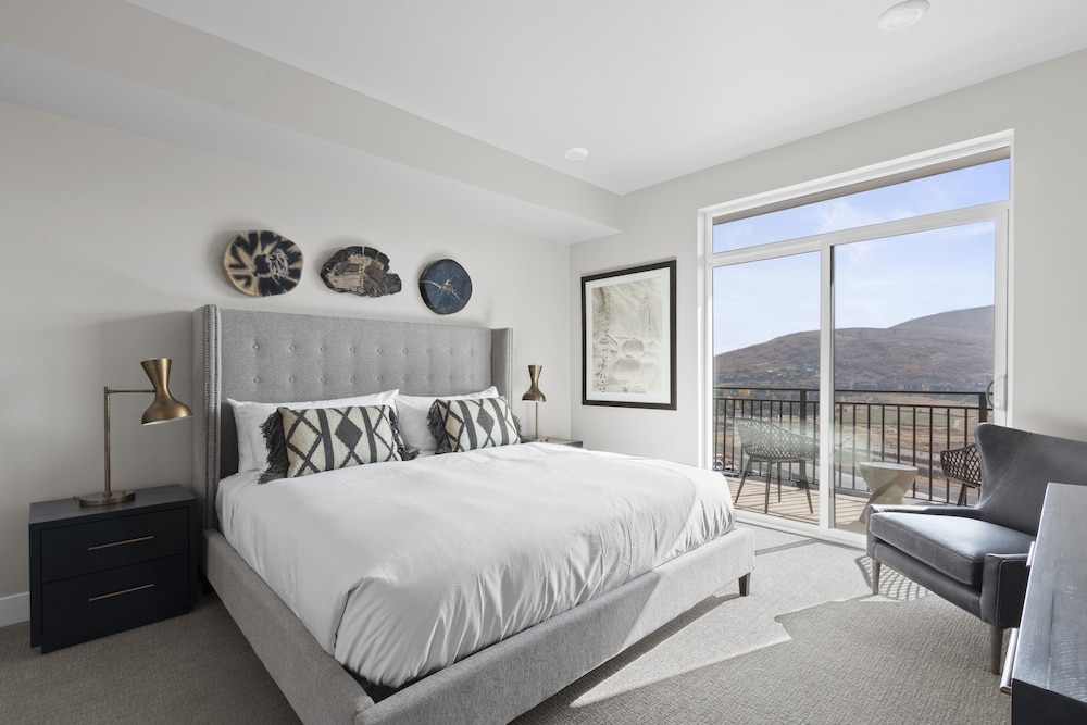 جناح بسرير كينج وسريرين كوين بإطلالة على الجبل بغرفتي نوم مع أريكة، Black Rock Mountain Resort 4/7