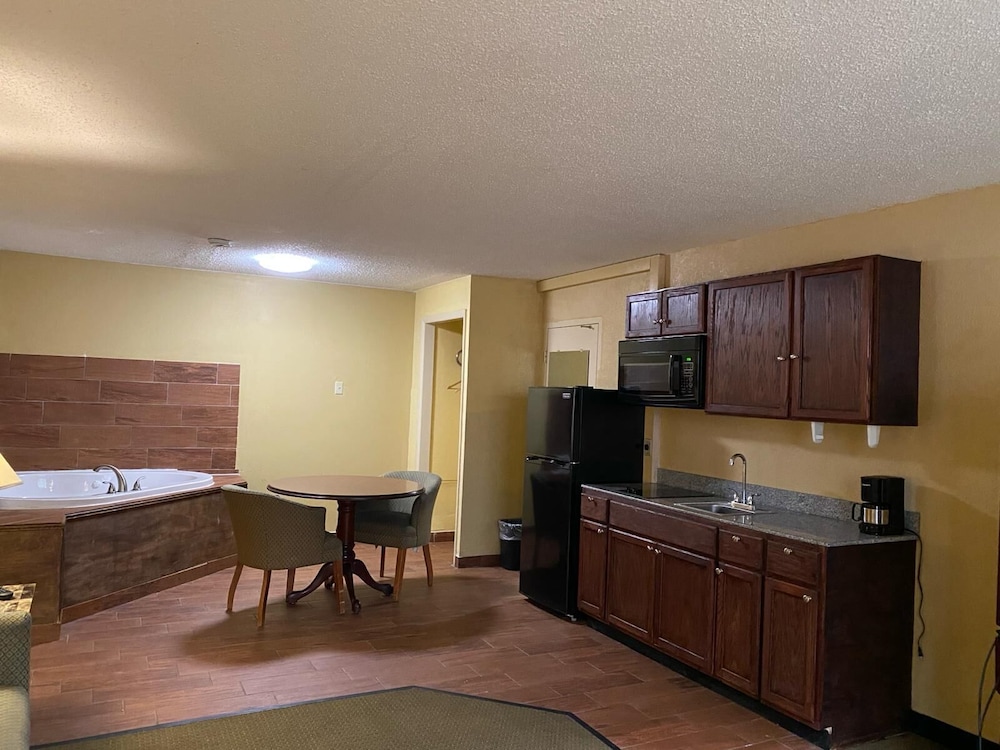 Super 8 by Wyndham Fort Wayne 10/58