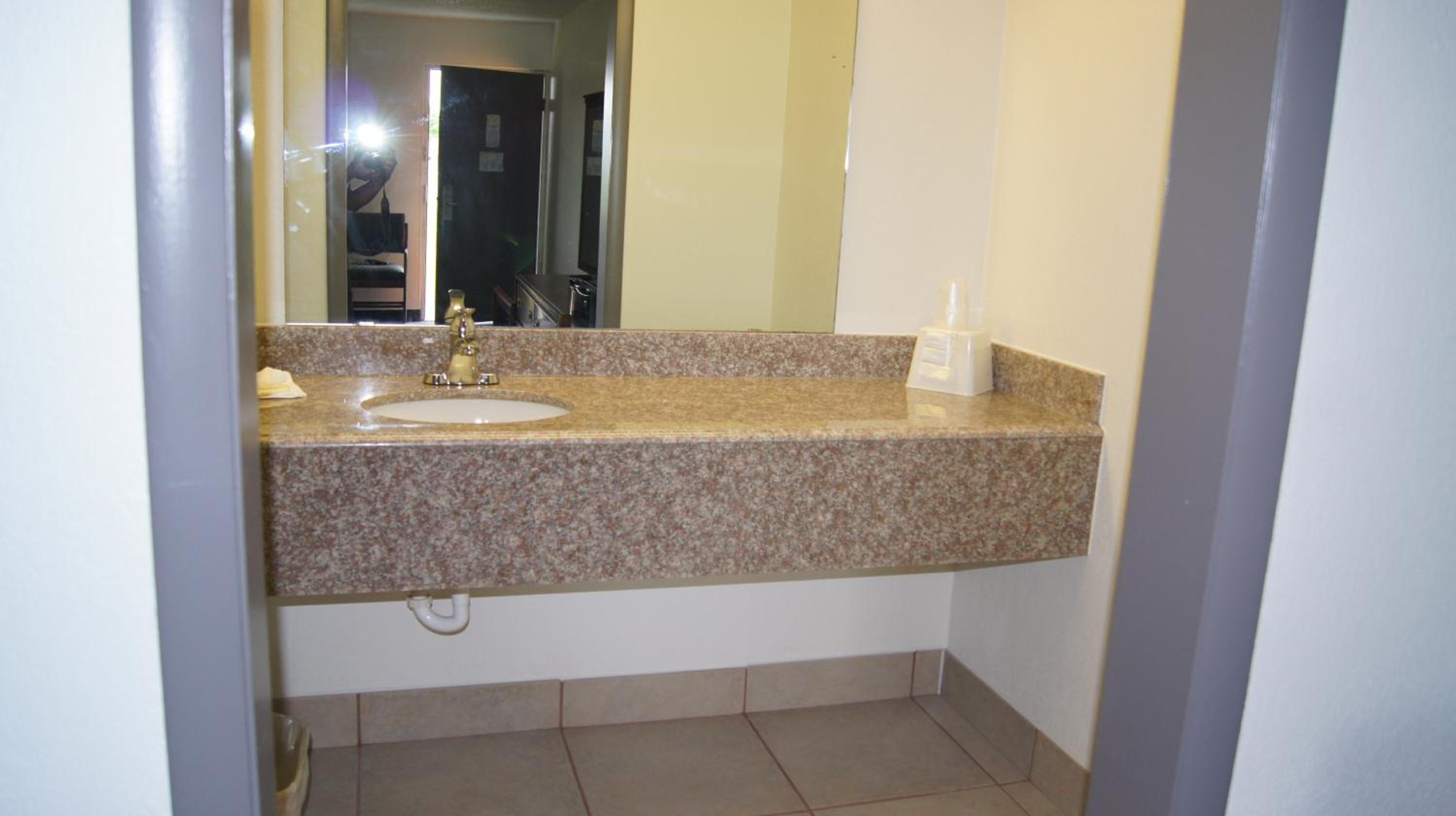 Executive Inn 35/36