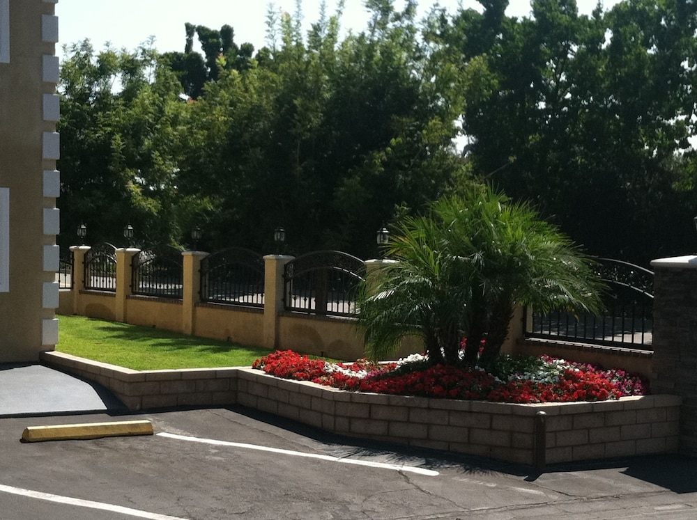 Walnut Inn & Suites 33/44
