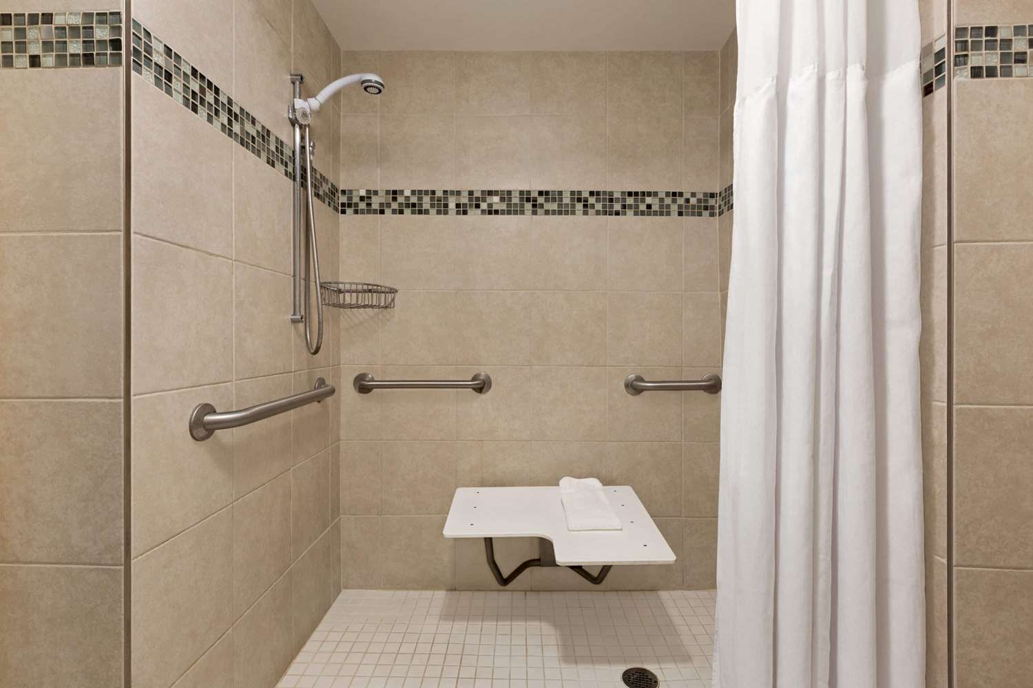 Ramada by Wyndham Suites Orlando Airport 54/56
