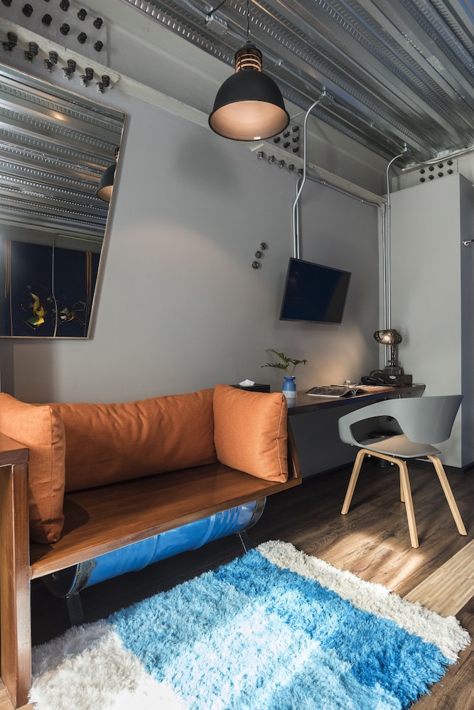 Mestyle Garage Hotel 68/86