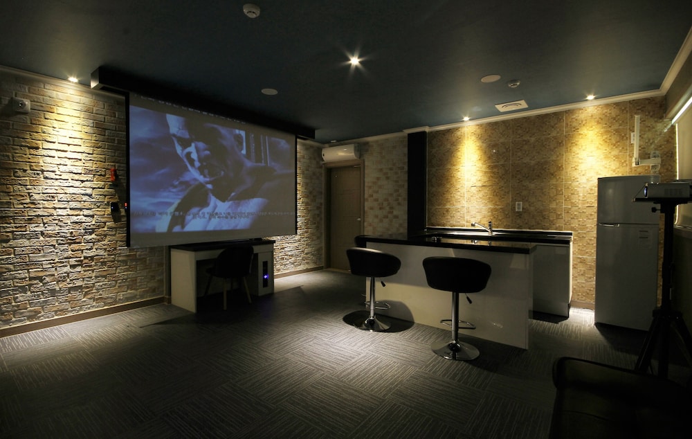 Goldenroot Hotel In Gimhae 30/35
