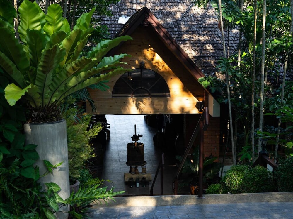 Issara Boutique Winery Hotel 3/78
