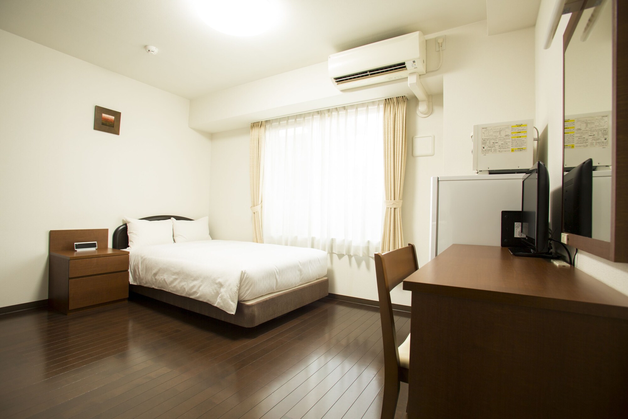 SEMI ROOM, SEMI DOUBLE BED, SMOKING