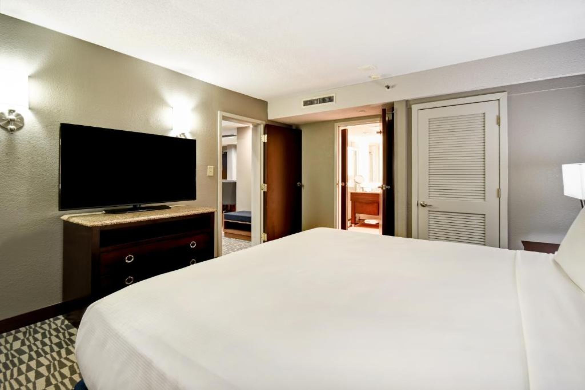 GOVERNOR, SUITE, KING BED, JETTED TUB