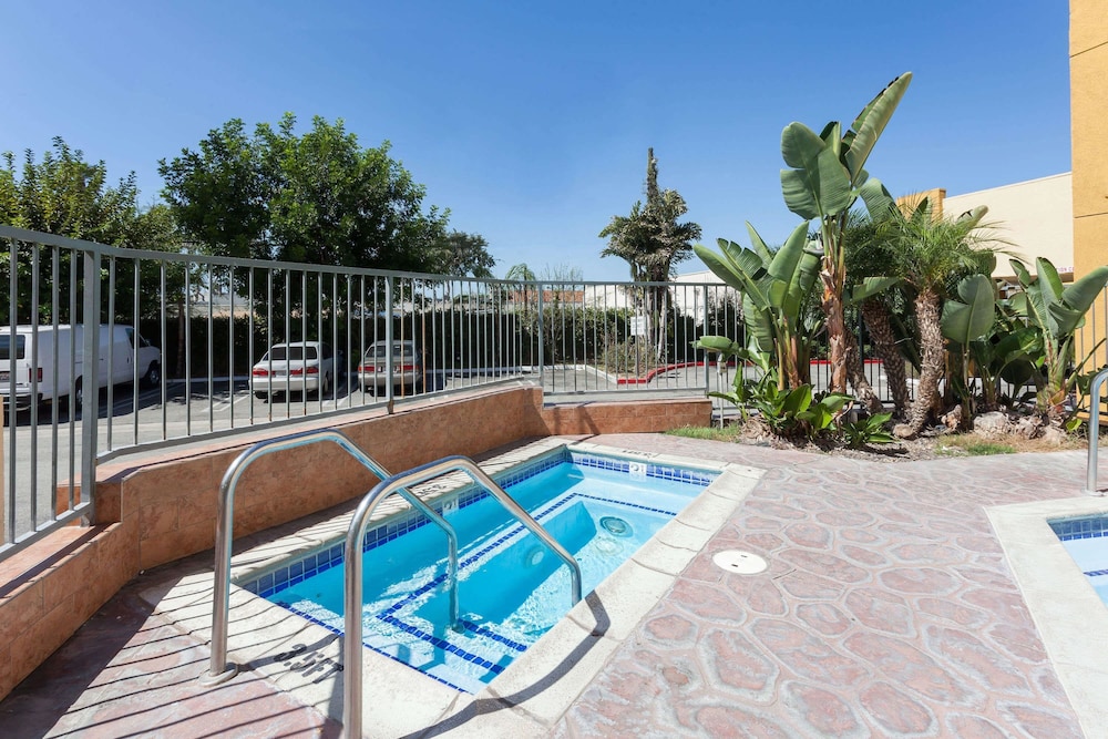 Ramada Plaza By Wyndham Garden Grove/Anaheim South 6/43