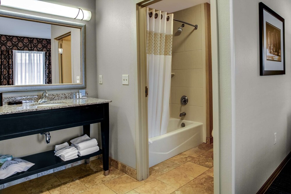 جناح استوديو بسرير كينج بمطبخ صغير، Hampton Inn Suites Dodge City 7/8