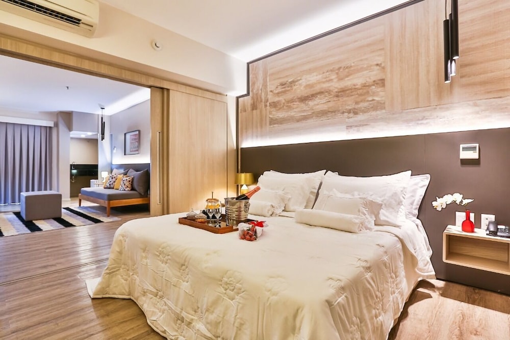 MASTER, SUITE, DOUBLE BED