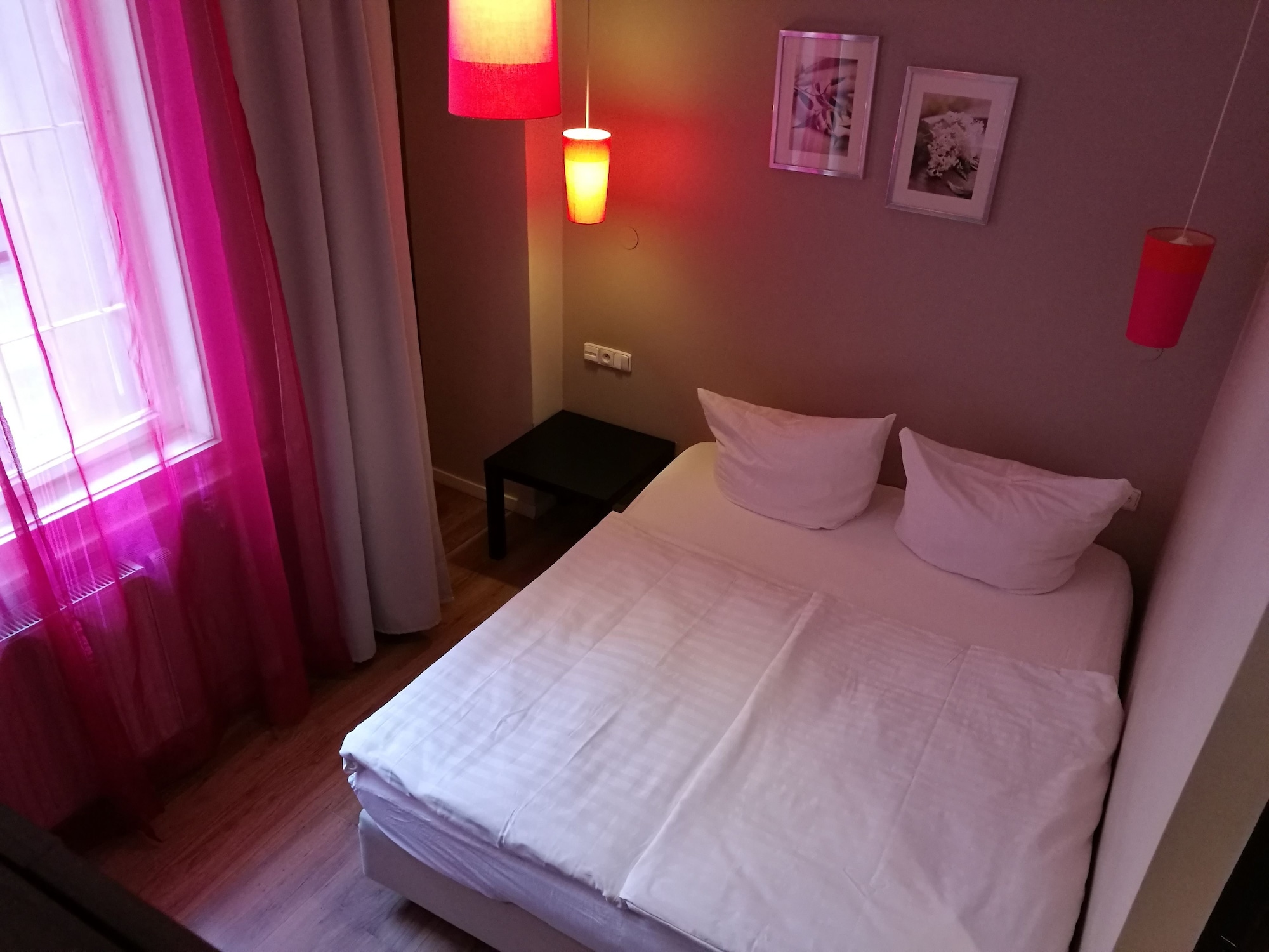 ROOM, SINGLE