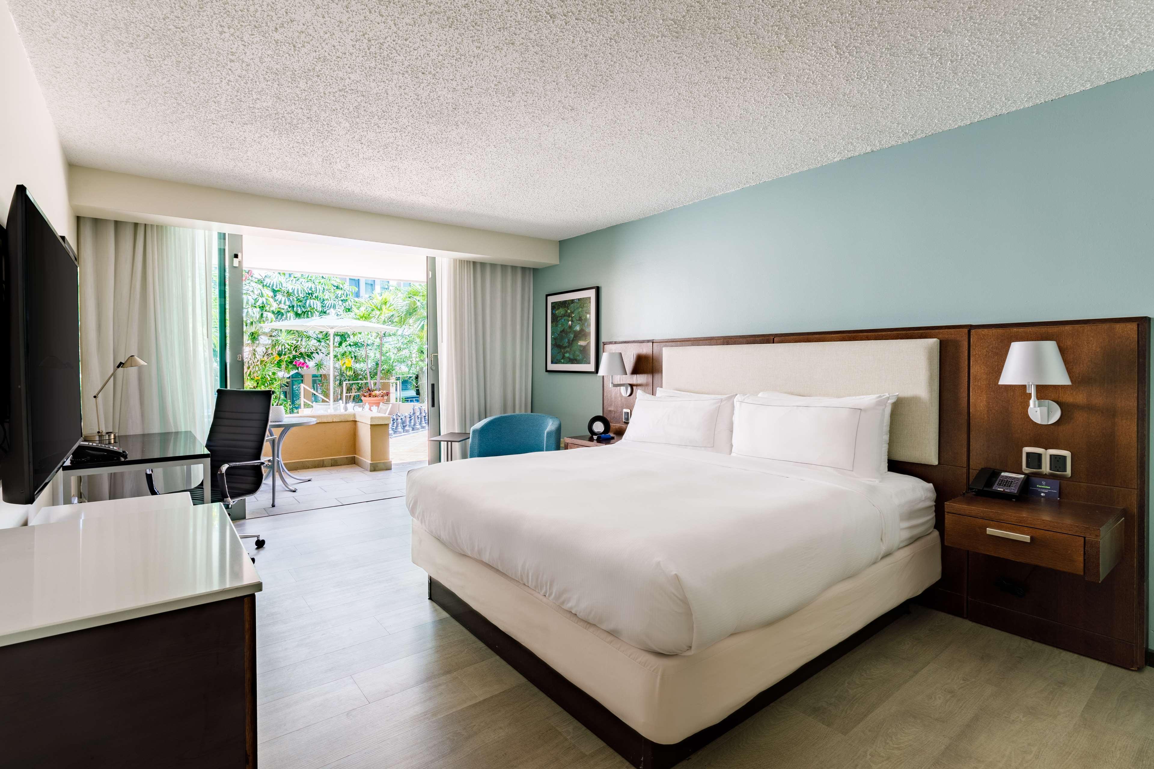 غرفة بسرير كينج بإطلالة على المسبح بشرفة، Doubletree By Hilton Hotel San Juan 3/6