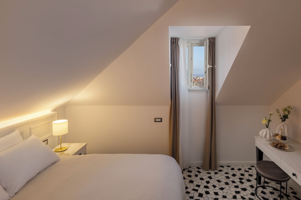 Deluxe, King Bed, Attic