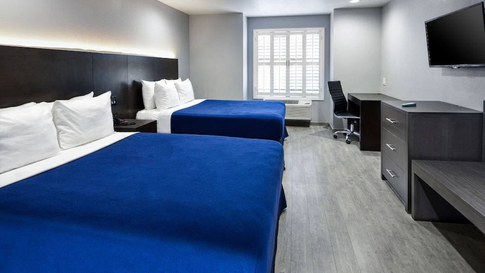 Hollywood Inn Express LAX 14/35