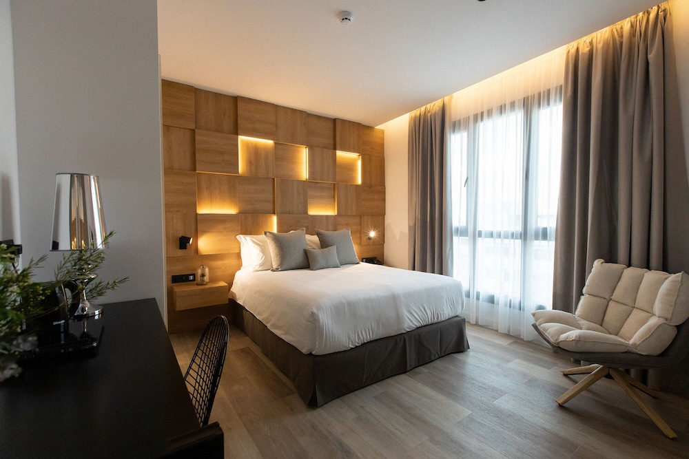 ROOM, CASTLE VIEW
