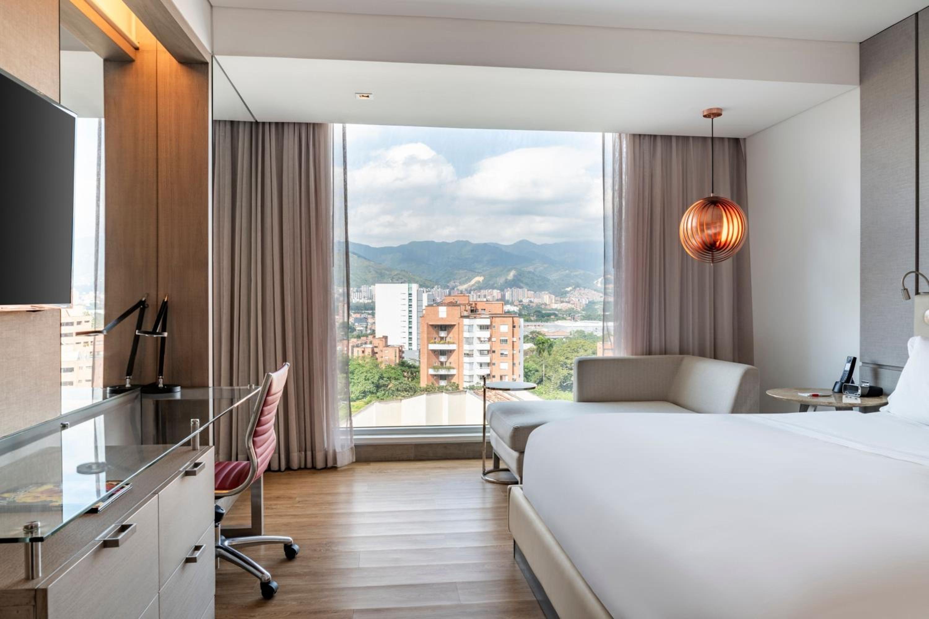 Room, King Bed, Concierge Level، Medellin Marriott Hotel 4/7