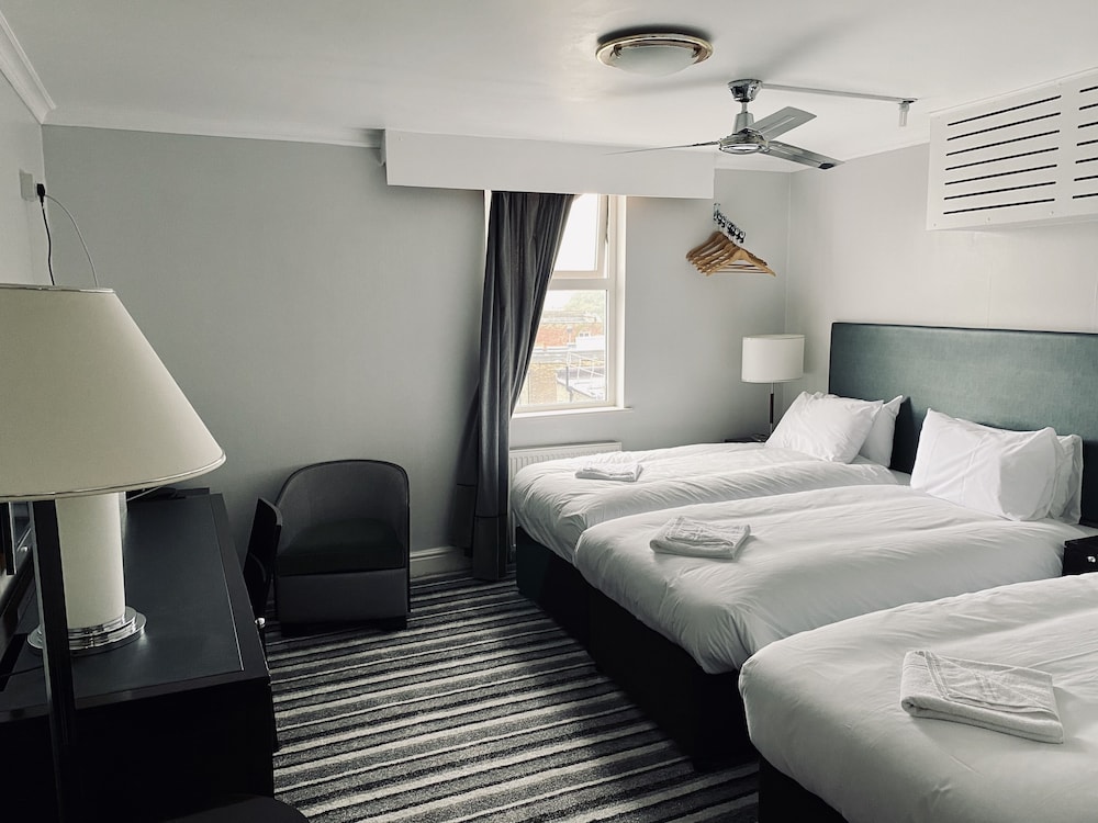غرفة قياسية ثلاثية بسرير مزدوج وسرير فردي، My Place 3/8