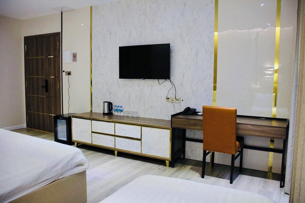 Lanura Apartments and Hotel 33/45